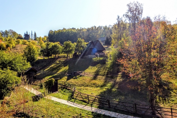 Zdjęcie z Polski - kudowski skansen posadowiony jest malowniczo na zboczu góry na wys 515-do 590 m npm