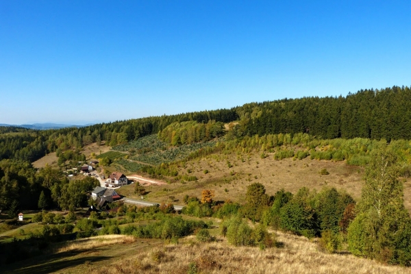 Zdjęcie z Polski - widok na wejście do skansenu z perspektywy wiatraka