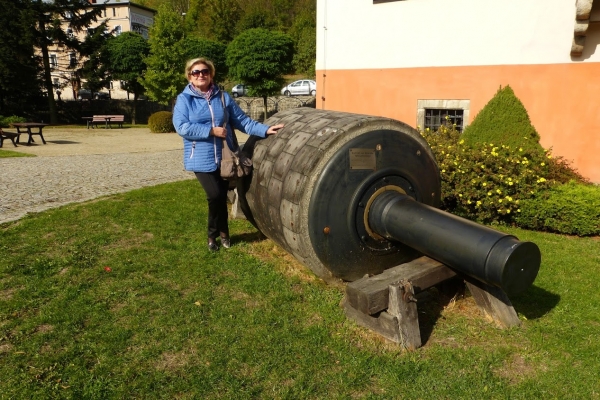 Zdjęcie z Polski - wokół muzeum znajduje się ciekawa ekspozycja starych urządzeń Papierni