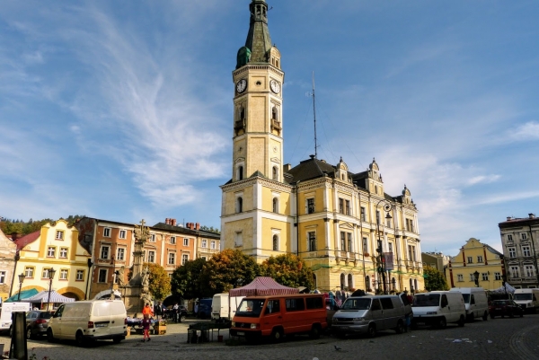 Zdjęcie z Polski - i dotarliśmy do Lądka; na fotce eklektyczny Ratusz w Lądku-Zdroju z 1872 roku