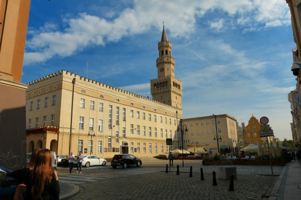 Zdjęcie z Polski - Ratusz w Opolu... hmm... moim zdaniem nie pasuje