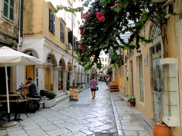 Zdjęcie z Grecji - A po zejściu z twierdzy - spacer uroczymi uliczkami Starego Miasta.