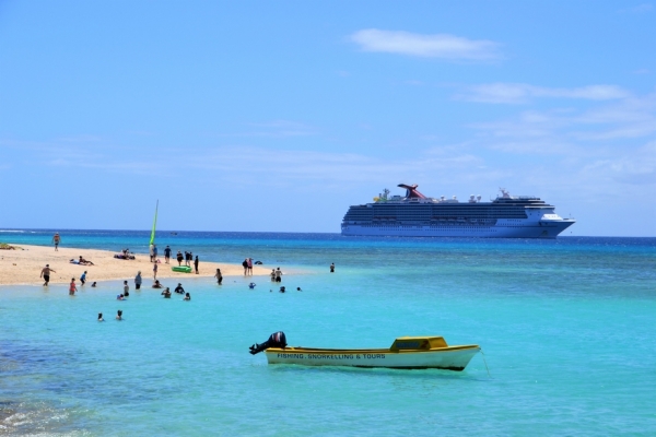 Zdjęcie z Vanuatu - Nasz statek Carnival Legend widziany z Mystery Island