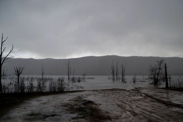 Zdjęcie z Australii - Jezioro Lake Bellfield w strugach deszczu