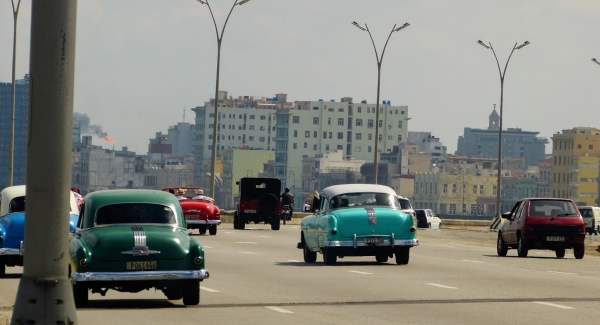 Zdjęcie z Kuby - ruch uliczny tuż przy Malecon