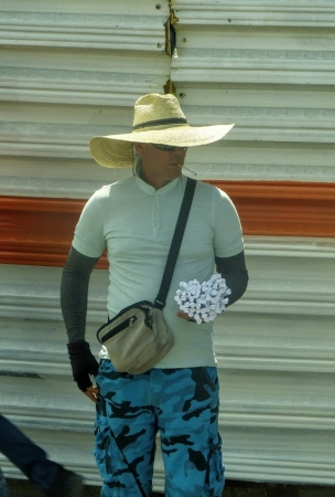 Zdjęcie z Kuby - sprzedawca popakowanych w rurki orzeszków