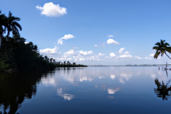 Zdjęcie z Kuby - spokojne wody jeziora Skarbów - Lago del Tesoro