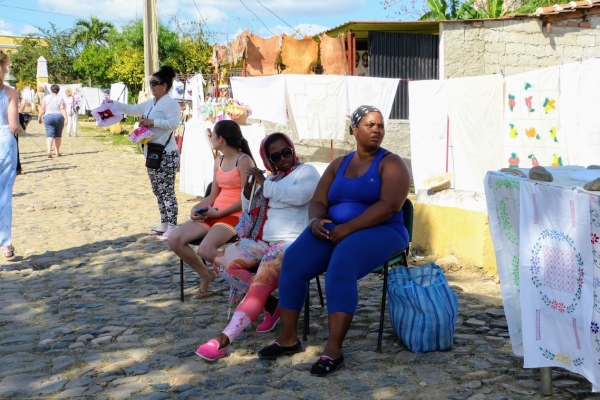 Zdjęcie z Kuby - żeby tam dojść, trzeba się przedrzeć przez stoiska tutejszego bazarku