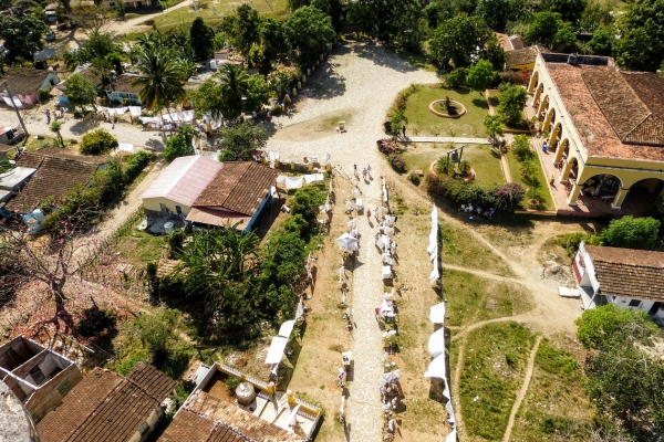 Zdjęcie z Kuby - widoczek na przydrożny bazarek i Willę Plantatora