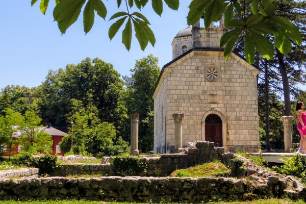 Zdjęcie z Czarnogóry - Cerkiewka otoczona jest ruinami wiekowej kolumnady;