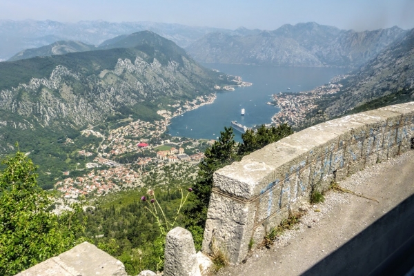 Zdjęcie z Czarnogóry - Boka Kotorska w dole