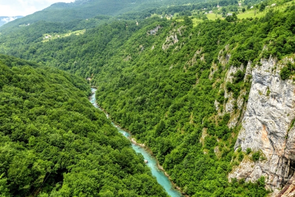 Zdjęcie z Czarnogóry - a w dole wyzoomowana wstążeczka Tary