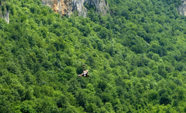 Zdjęcie z Czarnogóry - jakiś śmiałek na tyrolce