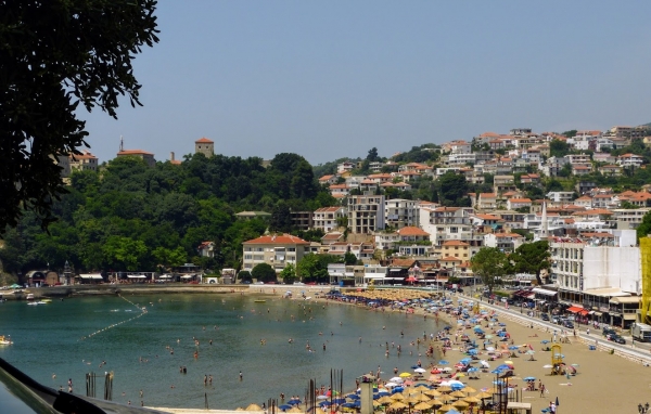 Zdjęcie z Czarnogóry - Mala Plaża z naszym hotelikiem (wśród tych wszystkich budyneczków)