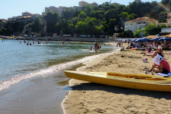 Zdjęcie z Czarnogóry - psiapsiółka mówi: - nic ciekawego na tej plaży... ! :))