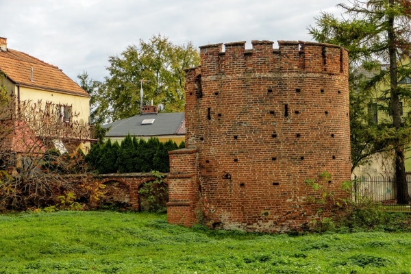 Zdjęcie z Polski - cylindryczna baszta przy kościele św. Piotra i św. Pawła