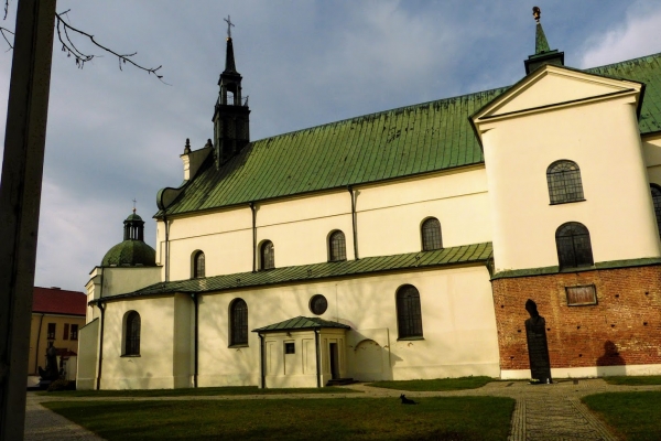 Zdjęcie z Polski - Bazylika jest XV wiecznym zabytkiem po przebudowie w XVI w