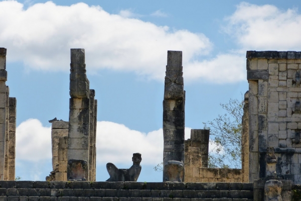 Zdjęcie z Meksyku - na szczycie Templo de los Guerreros znajduje się postać - Chac-Mooli