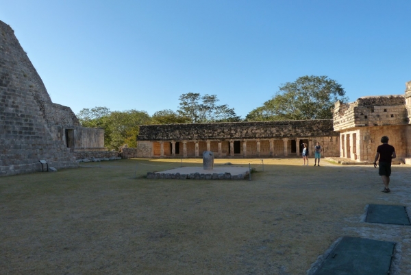 Zdjęcie z Meksyku - mury i dziedzińce kompleksu archeologicznego w Uxmal