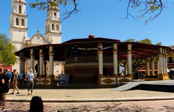 Zdjęcie z Meksyku - centralnie usytuowana na Placu - ogromna "altana" miejska, u stóp Katedry