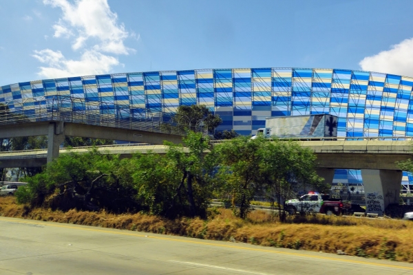 Zdjęcie z Meksyku - wyjeżdżając na autostradę mijamy po drodze Estadio Cuauhtémoc 