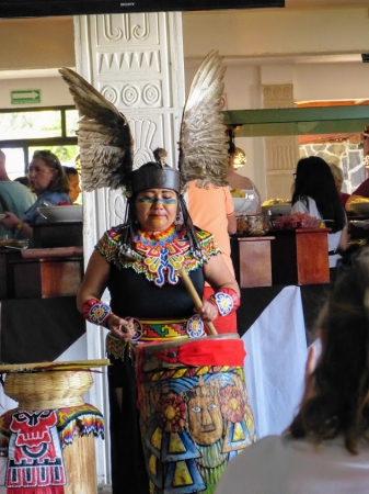 Zdjęcie z Meksyku - Pańcia chodzi między stolikami i tak daje w bęben, że aż mi 
