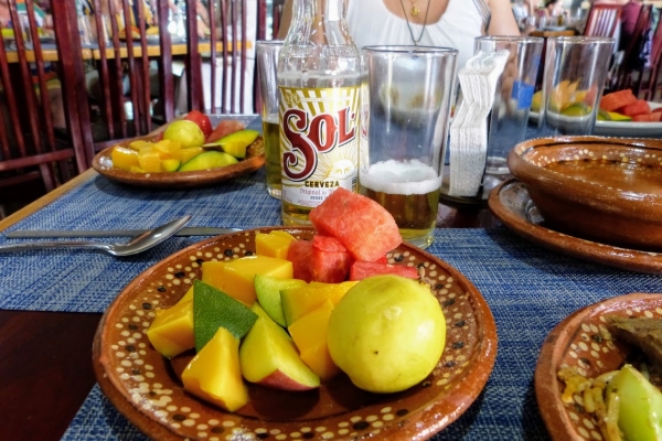 Zdjęcie z Meksyku - na szczęście całą sytuację uratowały pifffeczko i owocki, mniam 🍺🍊 🍎 ㇮