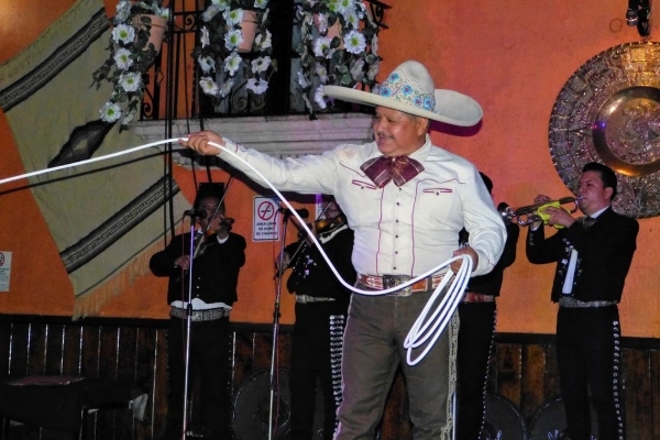 Zdjęcie z Meksyku - po tańcach jeszcze występ nieco podstarzałego 🙎 meksykańskiego kowboja 😜 