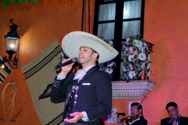 Zdjęcie z Meksyku - znacznie młodszy i przystojniejszy mariachi  (od Pana   charro) zaśpiewał serenadę...