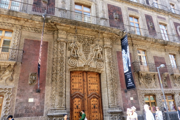 Zdjęcie z Meksyku - wspaniała fasada Pałacu  Iturbide (zbudowanego w latach 1779–1785)