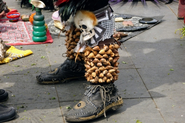 Zdjęcie z Meksyku - szaman ma zarąbiste buciki 😋 - krzyk szamańskiej mody 2020 😋