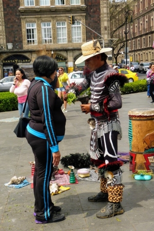 Zdjęcie z Meksyku - jedna Pani z oczyszczoną duszą poszła, druga targuje cenę...