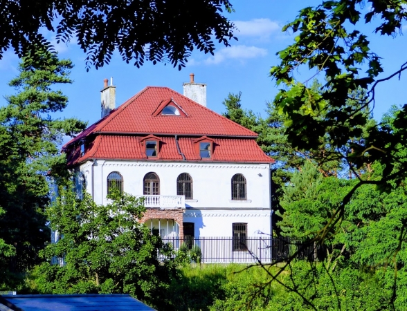 Zdjęcie z Polski - ładny budyneczek na terenie parku niedaleko domu Nałkowskich