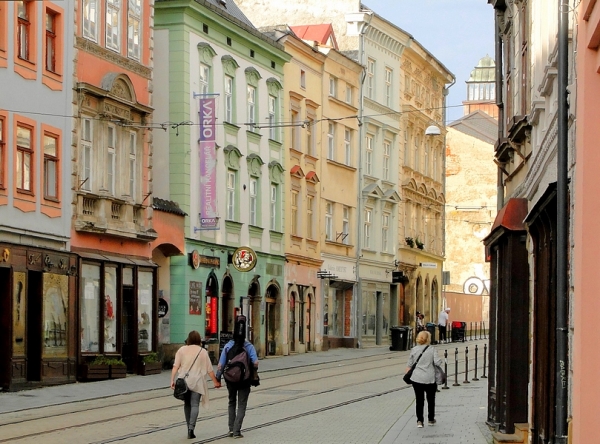 Zdjęcie z Czech - Na głównych ulicach kilku spacerowiczów można spotkać...