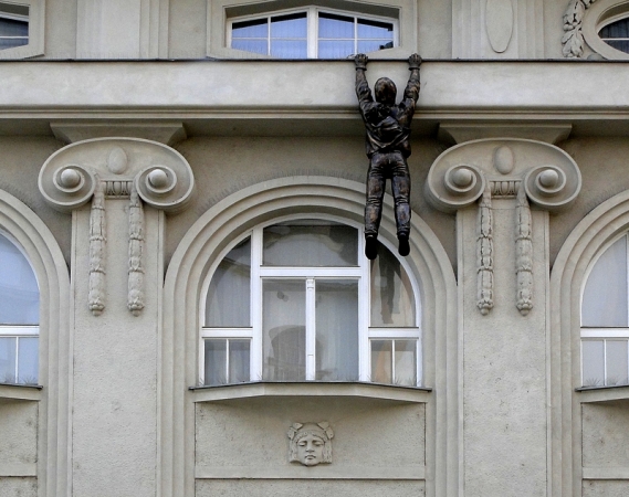 Zdjęcie z Czech - Drzwi muzeum chyba jednak zamknięte, bo ktoś próbuje innej drogi...😁 