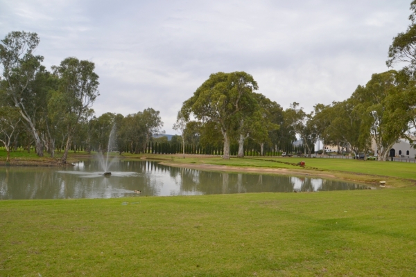 Zdjęcie z Australii - Jeziorko Serafino Lake. Z prawej widac budynki winiarni.