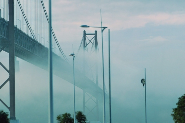 Zdjęcie z Portugalii - najbardziej znany most Lizbony...Ponte 25 de Abril - w porannej mgle...