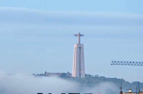 Zdjęcie z Portugalii - niedaleko Mostu stoi gigantyczny posąg Chrystusa (Christo Rei)