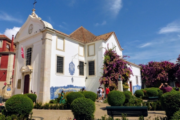 Zdjęcie z Portugalii - piękny kościółek Św. Łucji ze ścianami z płytek azulejos i niewielki Jardim Júlio de Castilho