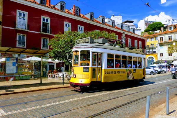 Zdjęcie z Portugalii - mija nas kolejny cudny Żółty Tramwaj...