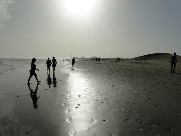 Zdjęcie z Hiszpanii - Idziemy dalej plażą, dokładnie pod słońce, które jest już dość nisko...