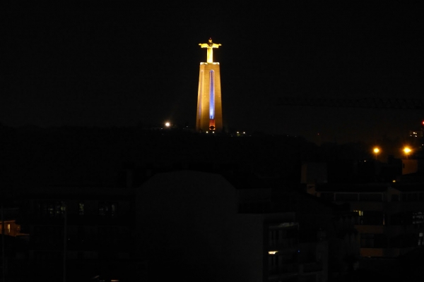Zdjęcie z Portugalii - górujący nad Lizboną Christo Rei czuwa nad miastem  i nocą....