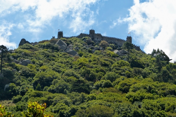 Zdjęcie z Portugalii - górujący nad miastem Castelo dos Mouros (Zamek Maurów) 