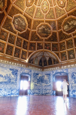 Zdjęcie z Portugalii - oprócz azulejos na ścianach, sala herbów zachwyca tez sufitem