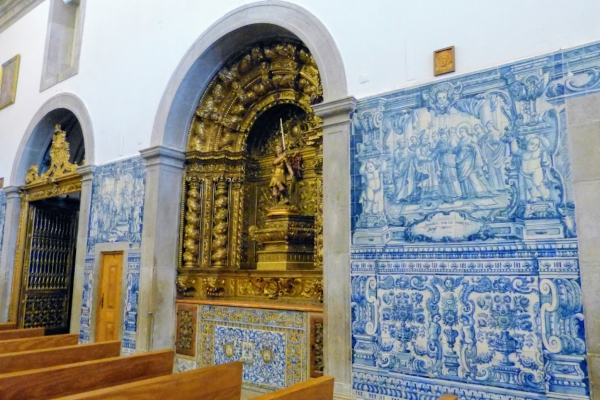 Zdjęcie z Portugalii - obok kościółek - pełen niebieskich płytek azulejos na ścianach