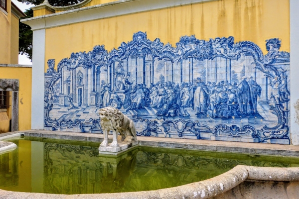 Zdjęcie z Portugalii - przy pałacu fontanna z lwem cała w azulejos