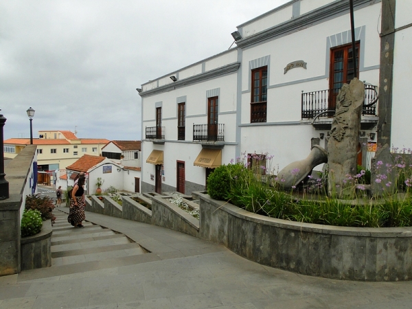 Zdjęcie z Hiszpanii - Na końcu Paseo de Gran Canaria, na wysokości Placu św. Rocha, znajduje się kamienna fontanna...