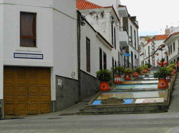 Zdjęcie z Hiszpanii - Ciąg dalszy uliczki to Paseo de Canarias - Promenada Wysp Kanaryjskich.