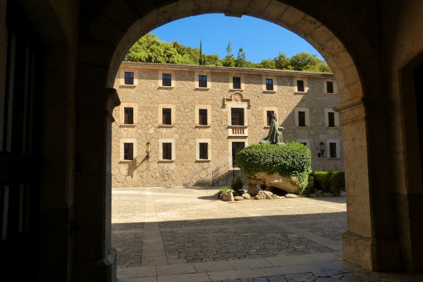 Zdjęcie z Hiszpanii - wejście na teren dawnego Klasztoru