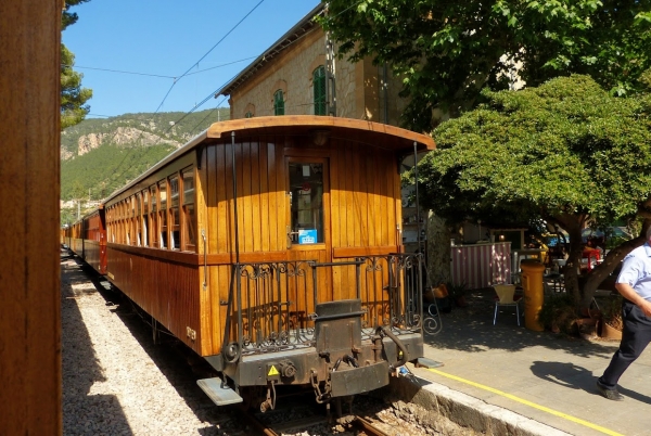 Zdjęcie z Hiszpanii - i my odjeżdżamy do Palmy, a ten jedzie do Soller